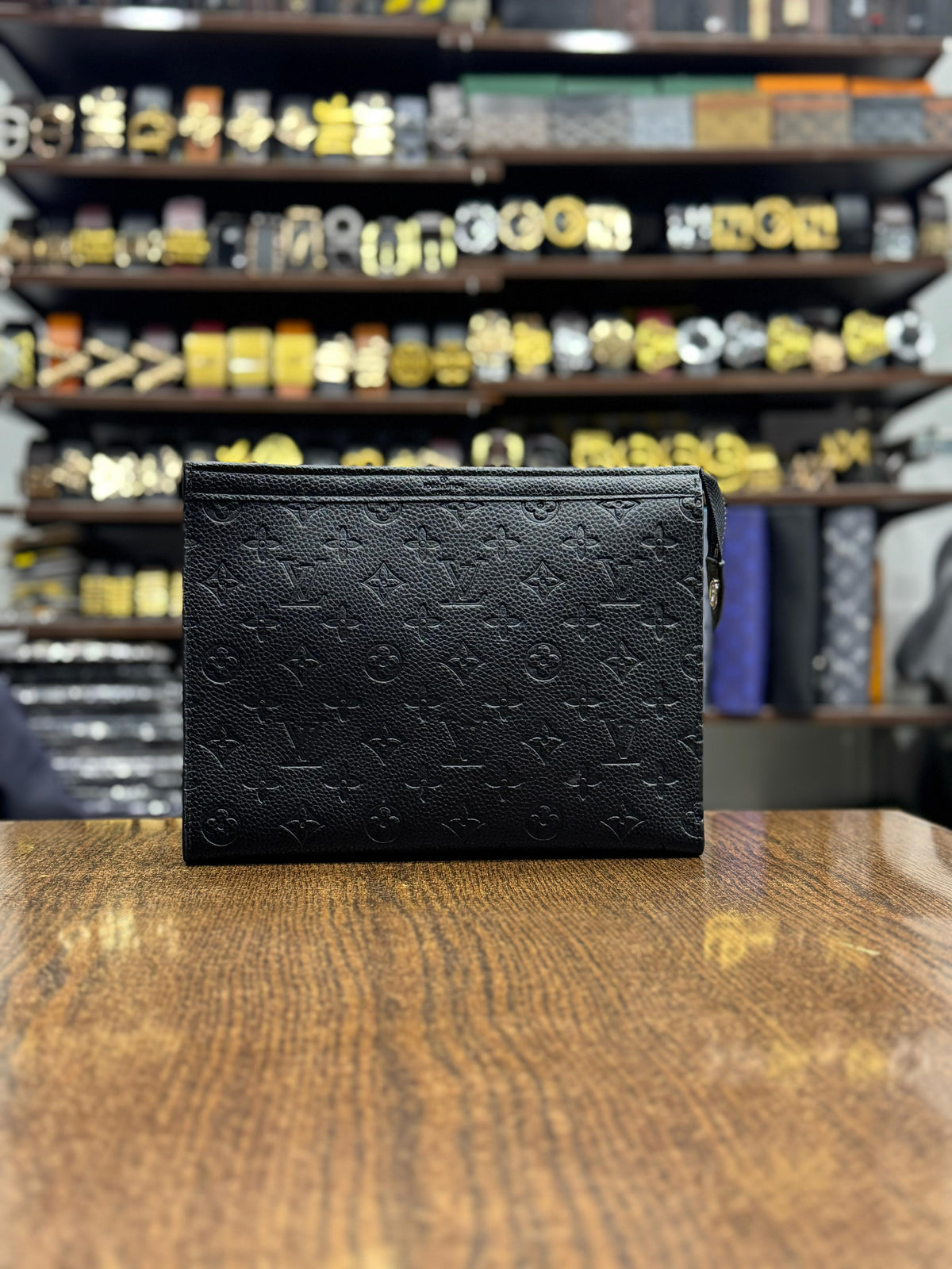 Lv Premium-quality pouch with box