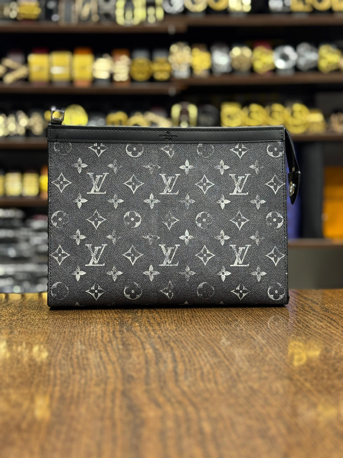 Lv Premium-quality pouch with box
