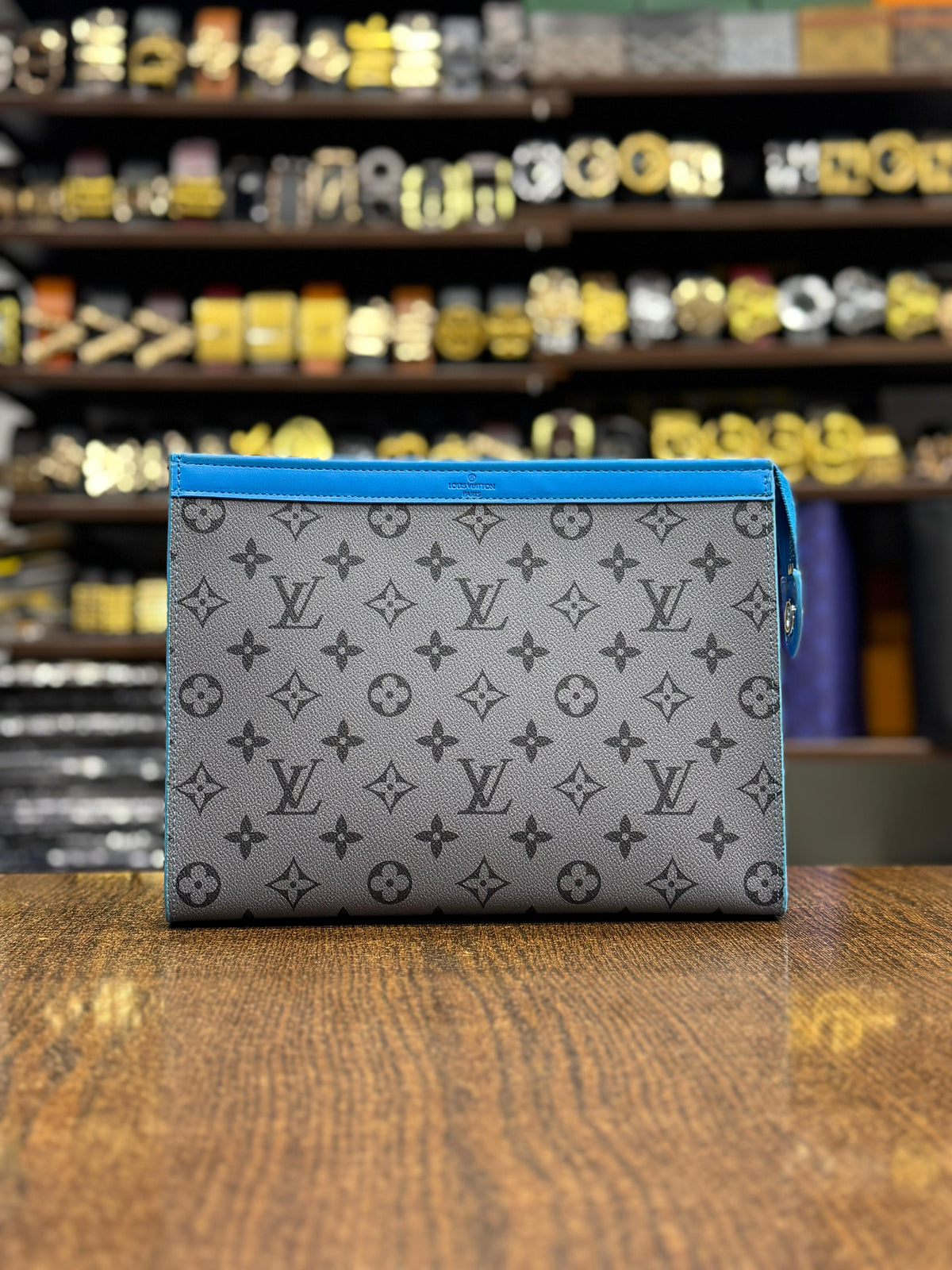 Lv Premium-quality pouch with box