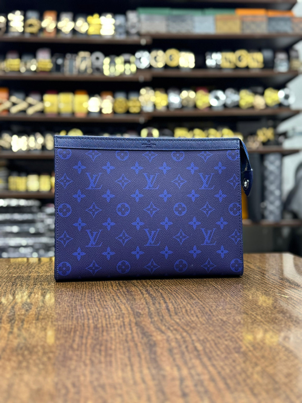 Lv Premium-quality pouch with box
